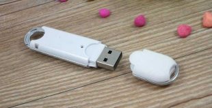 Memoria USB en PVC con detalles metalizados