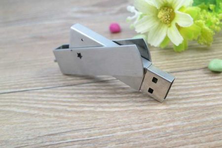 Memoria USB totalmente metálica, de tapa giratoria