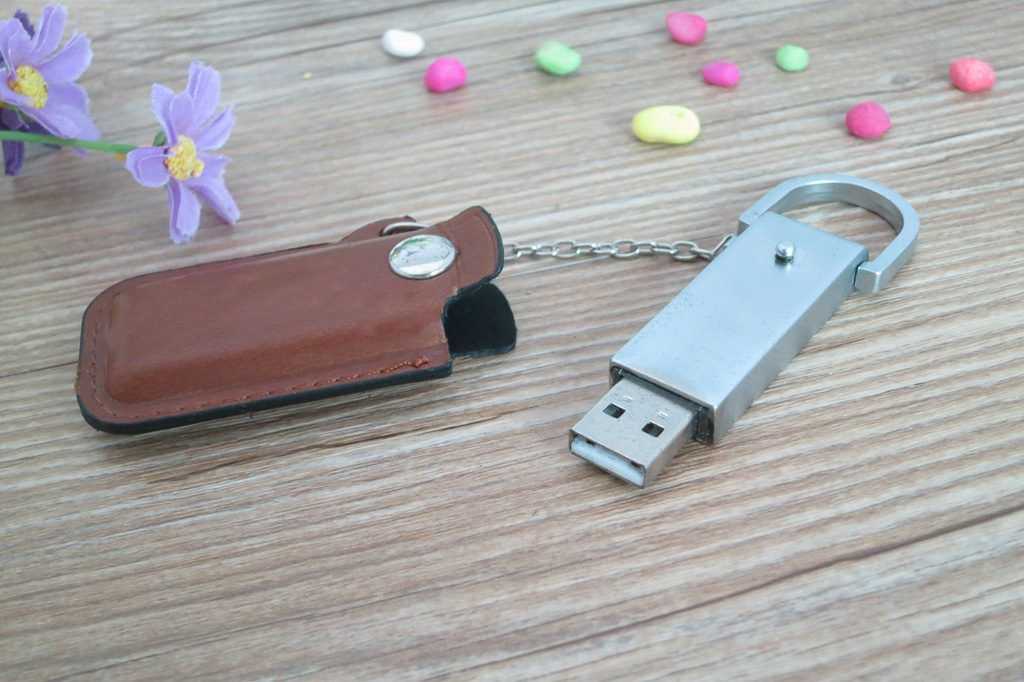 Memoria USB carcasa metálica con funda en cuero
