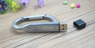 Memoria USB formato mosquetón, totalmente metálico