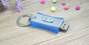 Memoria USB formato llavero, en metal y PVC