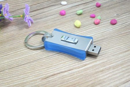 Memoria USB formato llavero, en metal y PVC