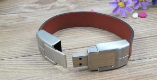 Memoria USB formato pulsera, en cuero y metal