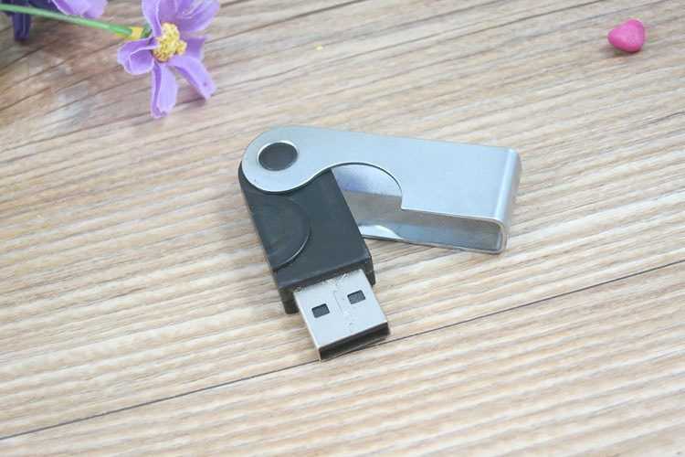 Memoria USB con tapa giratoria metálica