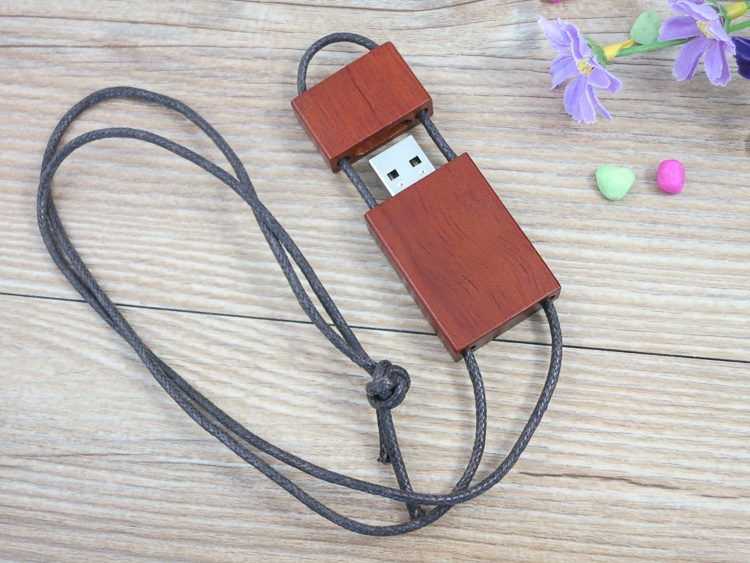 Memoria USB en madera con colgante