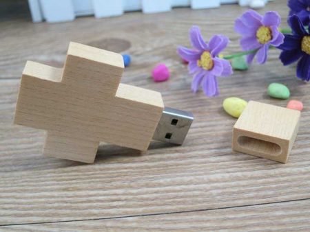 Memoria USB en forma de cruz, en madera