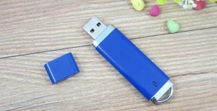 Memoria USB en PVC con detalles metalizados
