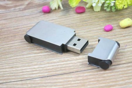 Memoria USB en metal con detalles en PVC negro