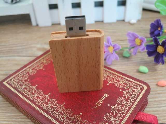 Memoria pendrive USB madera libro