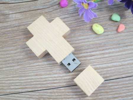 Pendrive memoria USB forma cruz madera