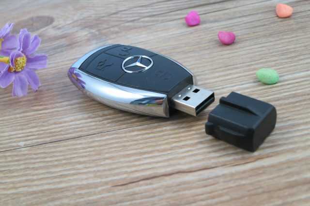 Llave USB personalizada coche Mercedes